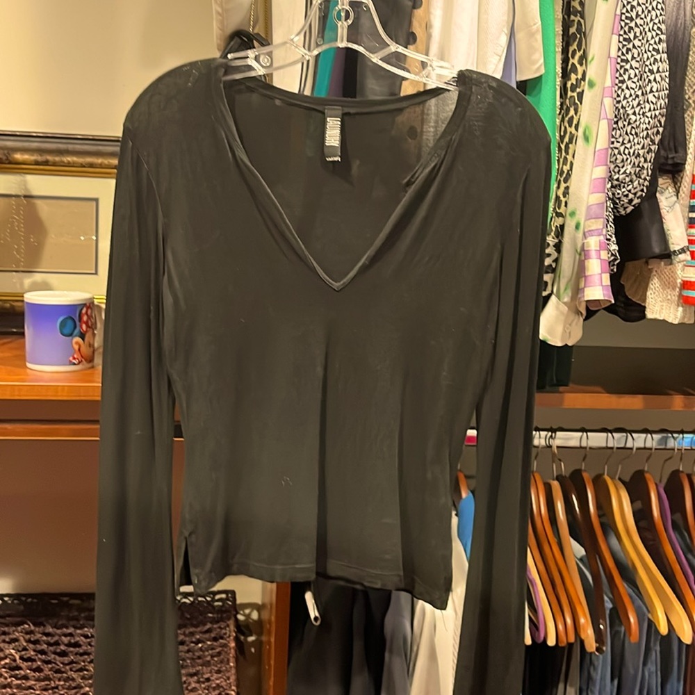 Black v-neck fitted black cotton long sleeved blouse